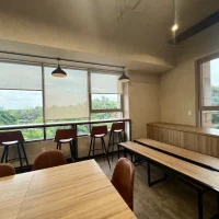 Góc làm việc cạnh cửa kính tại shophouse Sarica với tầm nhìn trực tiếp ra công viên sinh thái Sala. Ảnh được cung cấp bởi Địa Ốc Sala Thủ Thiêm.
