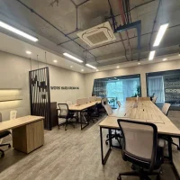 Văn phòng hoàn thiện tại khối đế Sarica với nhiều bàn làm việc, phòng kính riêng và hệ thống điều hòa âm trần. Ảnh được cung cấp bởi Địa Ốc Sala Thủ Thiêm.