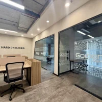 Khu vực làm việc và phòng họp kính tại shophouse Sarica, phù hợp doanh nghiệp cần không gian văn phòng chuyên nghiệp. Ảnh được cung cấp bởi Địa Ốc Sala Thủ Thiêm.