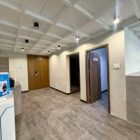Khu vực sảnh và quầy tiếp đón bên trong shophouse khối đế Sarica với cầu thang và khu vệ sinh riêng. Ảnh được cung cấp bởi Địa Ốc Sala Thủ Thiêm.