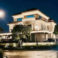 Hình ảnh biệt thự Sala Thủ Thiêm buổi tối với ánh sáng sang trọng, tọa lạc tại khu Saroma Villa, Quận 2