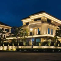 Góc nhìn biệt thự Saroma Villa từ đường nội khu Sala, nổi bật với kiến trúc tân cổ điển