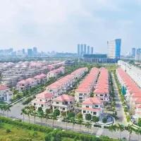 Góc nhìn toàn cảnh khu biệt thự sinh thái Sala Thủ Thiêm với kiến trúc đồng bộ, bao quanh bởi lâm viên xanh và sông Sài Gòn