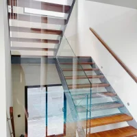 Cầu thang gỗ và kính biệt thự River Mark thiết kế thông tầng hiện đại