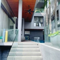 Lối đi cạnh hồ bơi biệt thự compound River Mark với trần ốp gỗ đẹp mắt