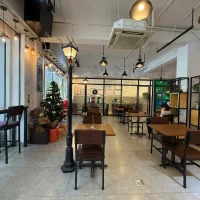 Không gian tầng trệt mặt bằng cho thuê 145–147 Nguyễn Cơ Thạch Sala, thiết kế mở với cửa kính lớn, phù hợp F&B và showroom cao cấp.