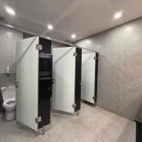 Khu vệ sinh của mặt bằng cho thuê 145–147 Nguyễn Cơ Thạch Sala, thiết kế rộng rãi, sạch sẽ, đạt tiêu chuẩn vận hành thương mại.