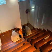 nội thất cầu thang gỗ trong biệt thự sinh thái Sala Thủ Thiêm Saroma Villa. Ảnh được cung cấp bởi Địa Ốc Sala Thủ Thiêm