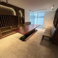 Phòng ăn sang trọng với bàn dài và tủ rượu trong biệt thự sinh thái Sala Thủ Thiêm