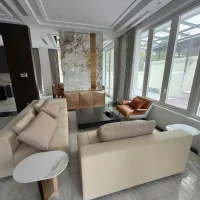 Phòng khách rộng thoáng với cửa kính lớn tại biệt thự sinh thái Sala Thủ Thiêm