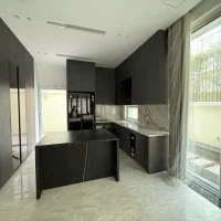 Khu bếp hiện đại với đảo bếp trong biệt thự sinh thái Sala Thủ Thiêm