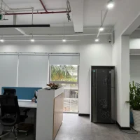 Không gian văn phòng mở bên trong cho thuê shophouse khối đế Sarica với hệ bàn làm việc và ánh sáng tự nhiên. Hình ảnh nội thất tham khảo thực tế tại shophouse khối đế Sarica, được cung cấp bởi đơn vị môi giới Địa Ốc Sala Thủ Thiêm.