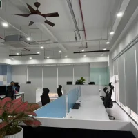 Văn phòng trần cao, hệ thống đèn và điều hòa hoàn chỉnh tại cho thuê shophouse khối đế Sarica. Hình ảnh nội thất tham khảo thực tế tại shophouse khối đế Sarica, được cung cấp bởi đơn vị môi giới Địa Ốc Sala Thủ Thiêm.
