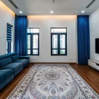 Biệt thự Vinhomes Central Park Tân Cảng – phòng khách rộng rãi, trần cao, nội thất hiện đại. Hình được cung cấp độc quyền bởi Địa Ốc Sala Thủ Thiêm