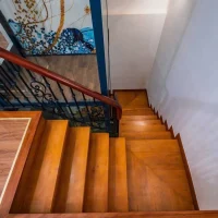 Cầu thang gỗ tự nhiên trong biệt thự Vinhomes Central Park Tân Cảng