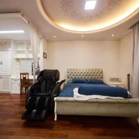 Phòng ngủ master biệt thự Saigon Pearl đường D8 với trần vòm và sàn gỗ tự nhiên
