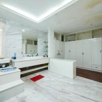 Khu vực thay đồ kết nối phòng ngủ và phòng tắm tại biệt thự Saigon Pearl