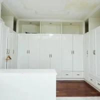 Khu vực thay đồ kết nối phòng ngủ và phòng tắm tại biệt thự Saigon Pearl