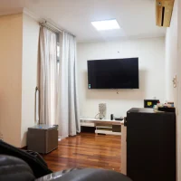 Khu vực TV và không gian sinh hoạt trong phòng ngủ biệt thự D8