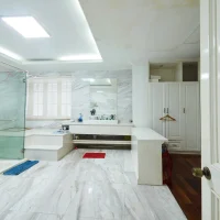 Hệ tủ âm tường trong khu vực phòng tắm biệt thự