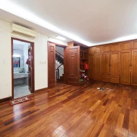 Phòng ngủ rộng tầng trên biệt thự Saigon Pearl với hệ tủ gỗ lớn