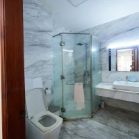 Lối vào phòng tắm master kết nối trực tiếp phòng ngủ