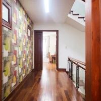 Hành lang tầng lầu sàn gỗ tự nhiên trong biệt thự Saigon Pearl