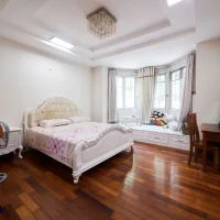 Phòng ngủ phong cách cổ điển với giường bọc nệm tại Saigon Pearl